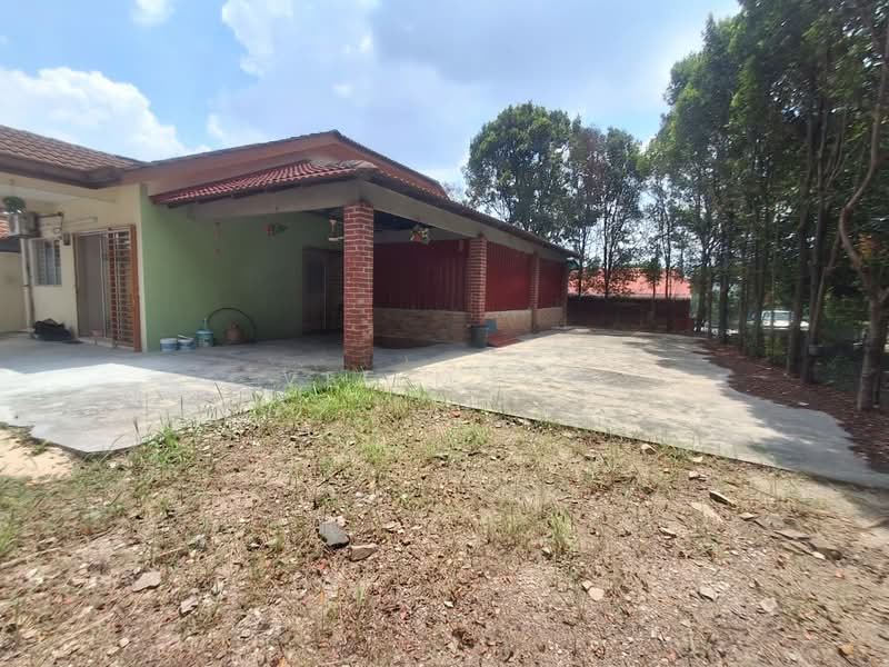 1-storey Terraced House for Sale in Bandar Putra Permai (Seri Kembangan) - Vee Muru - Exterior - PropertyGuru.com.my