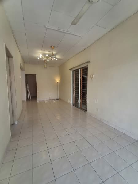 1-storey Terraced House for Sale in Bandar Putra Permai (Seri Kembangan) - Vee Muru - Living Room - PropertyGuru.com.my