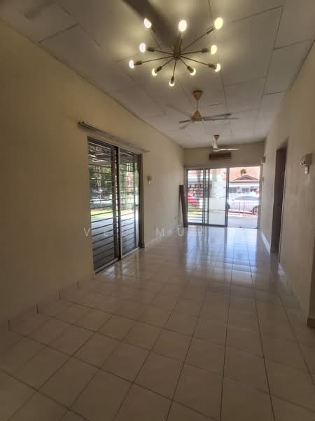 1-storey Terraced House for Sale in Bandar Putra Permai (Seri Kembangan) - Vee Muru - Living Room - PropertyGuru.com.my