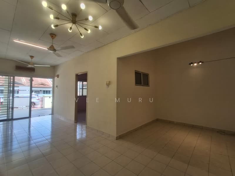 1-storey Terraced House for Sale in Bandar Putra Permai (Seri Kembangan) - Vee Muru - Living Room - PropertyGuru.com.my
