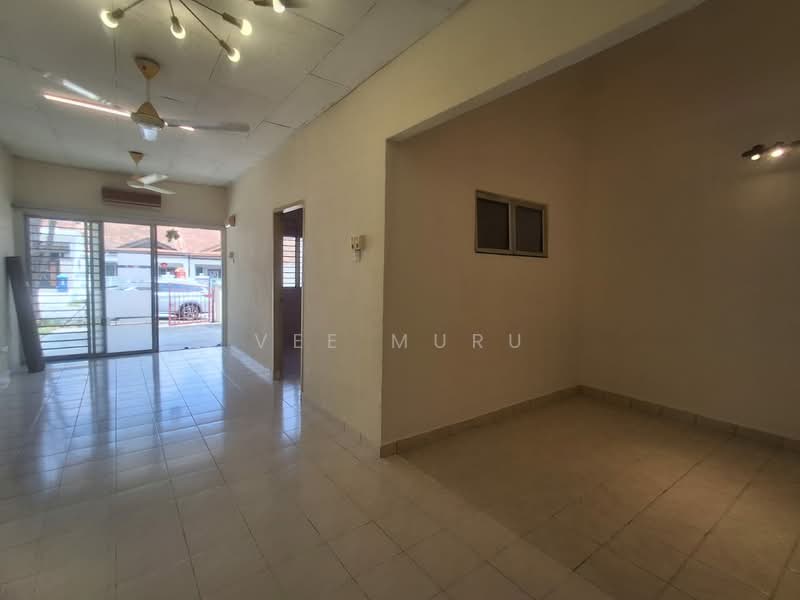 1-storey Terraced House for Sale in Bandar Putra Permai (Seri Kembangan) - Vee Muru - Living Room - PropertyGuru.com.my