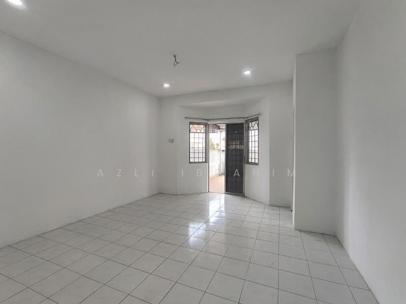 Rumah Teres 2 Tingkat untuk Dijual di Kota Perdana (Seri Kembangan) - Azli Ibrahim - Living Room - PropertyGuru.com.my
