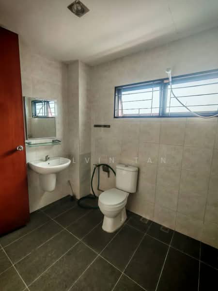 3-storey Terraced House for Rent in Taman Desa Green (Jelutong) - Kelvin Tan - Bathroom - PropertyGuru.com.my