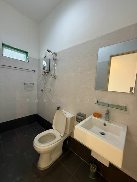 Rumah Berkembar untuk Dijual di Seksyen 8 (Petaling Jaya) - Aaron Yong - Bathroom - PropertyGuru.com.my