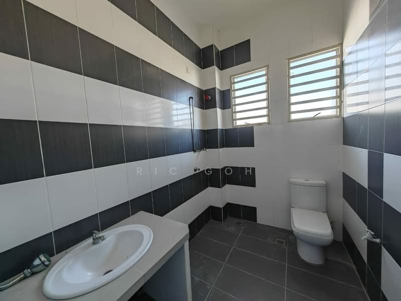 Rumah Teres 3 Tingkat untuk Dijual di Taman Lembah Indah (Simpang Ampat) - Ric Goh - Bathroom - PropertyGuru.com.my