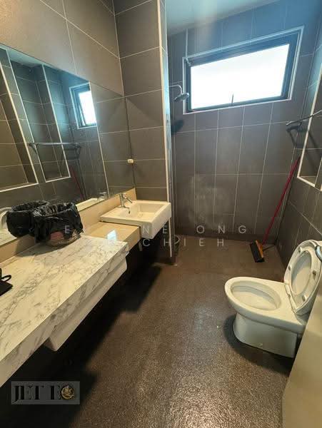 Rumah Berkembar untuk Dijual di Tanjong Duabelas (Selangor) - Eugene Ong Eu chieh - Bathroom - PropertyGuru.com.my