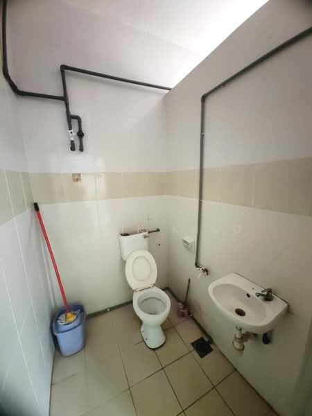 Kedai untuk Disewa di Bercham (Ipoh) - Qazin Khoo - Bathroom - PropertyGuru.com.my