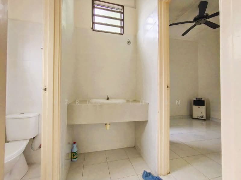Rumah Teres 2 Tingkat untuk Dijual di Taman Forest Heights (Ampangan) - Azrul Othman - Bathroom - PropertyGuru.com.my