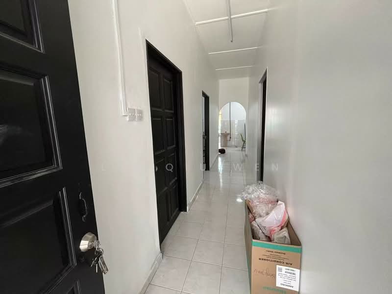 1-storey Terraced House for Sale in Taman Ungku Tun Aminah (Skudai) - Lee Qiu Wen - Corridor - PropertyGuru.com.my