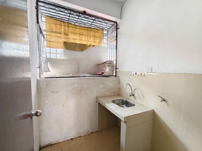 Townhouse for Sale in Bandar Country Homes (Rawang) - SK Luk - Kitchen - PropertyGuru.com.my