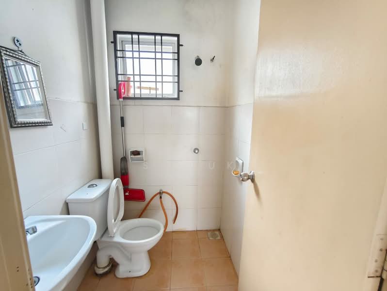 Townhouse for Sale in Bandar Country Homes (Rawang) - SK Luk - Bathroom - PropertyGuru.com.my