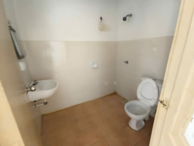 Townhouse for Sale in Bandar Country Homes (Rawang) - SK Luk - Bathroom - PropertyGuru.com.my