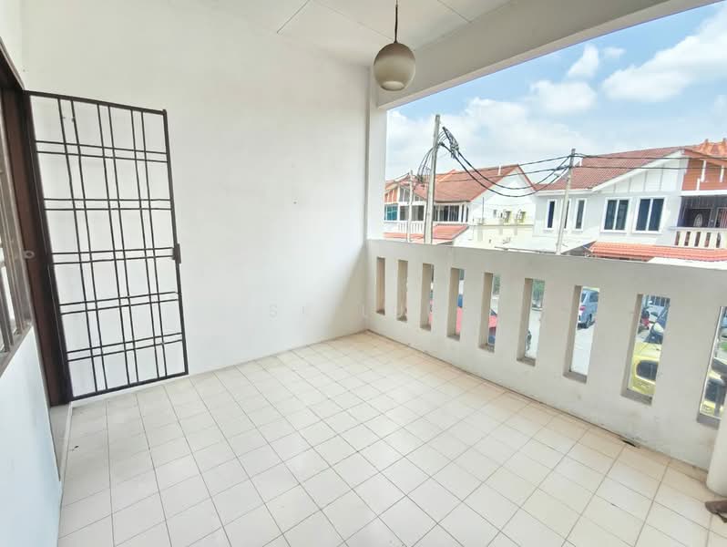 Townhouse for Sale in Bandar Country Homes (Rawang) - SK Luk - Balcony - PropertyGuru.com.my