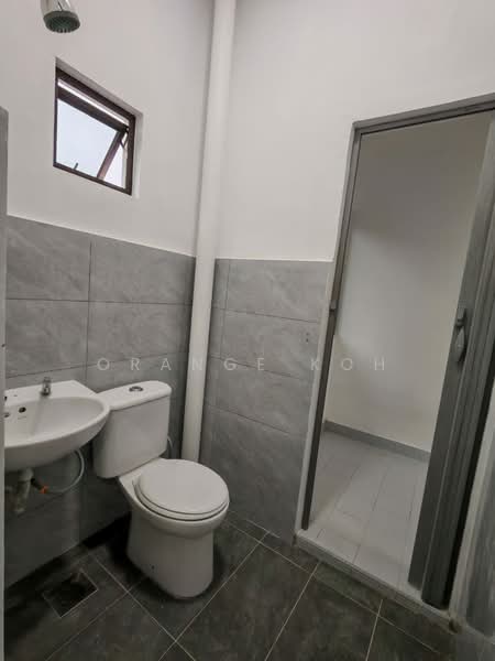 2-storey Terraced House for Sale in Taman Desa Cemerlang (Ulu Tiram) - Orange Koh - Bathroom - PropertyGuru.com.my