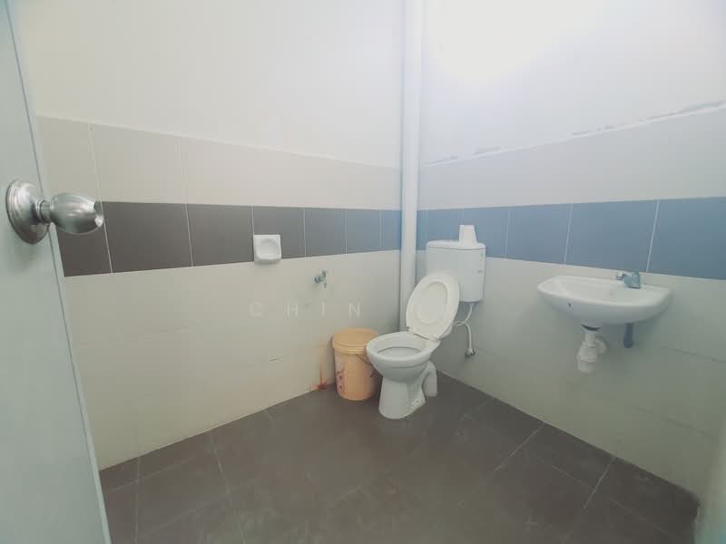 Rumah Teres 2 Tingkat untuk Disewa di Taman Sutera Wangi (Batu Berendam) - CHIN FN - Bathroom - PropertyGuru.com.my