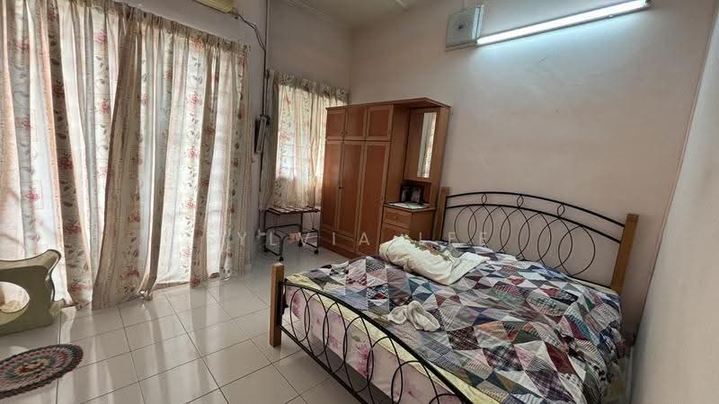 Master Bedroom - Attached Bathroom