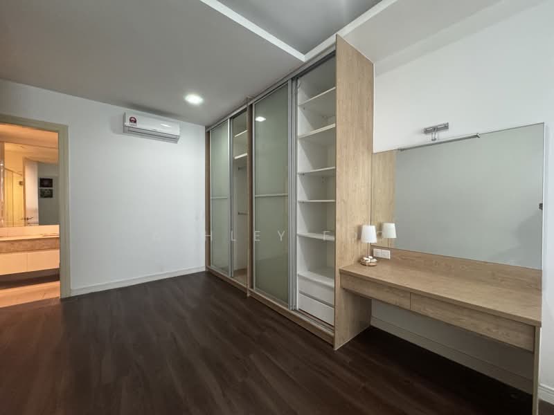 Kondominium untuk Dijual di Suasana Bangsar - Ashley Foo - Master Bedroom Walk in Wardrobe - PropertyGuru.com.my