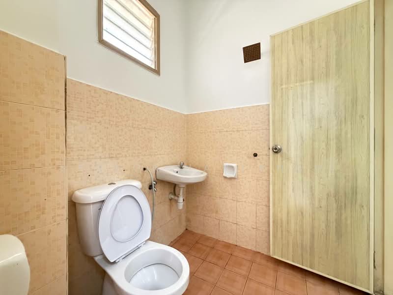 2-storey Terraced House for Sale in Alam Suria (Puncak Alam) - Syukor Hartanah - Bathroom - PropertyGuru.com.my