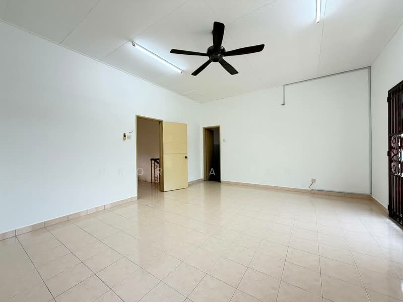 2-storey Terraced House for Sale in Alam Suria (Puncak Alam) - Syukor Hartanah - Living Room - PropertyGuru.com.my