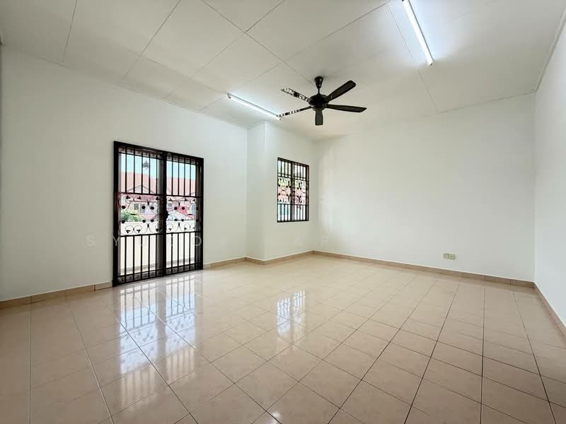 2-storey Terraced House for Sale in Alam Suria (Puncak Alam) - Syukor Hartanah - Living Room - PropertyGuru.com.my