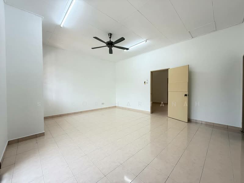 2-storey Terraced House for Sale in Alam Suria (Puncak Alam) - Syukor Hartanah - Living Room - PropertyGuru.com.my