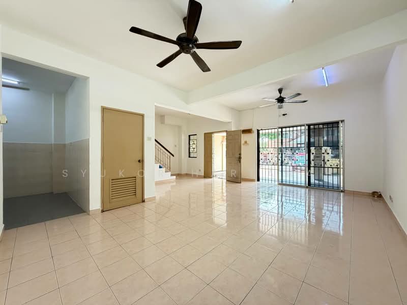 2-storey Terraced House for Sale in Alam Suria (Puncak Alam) - Syukor Hartanah - Living Room - PropertyGuru.com.my