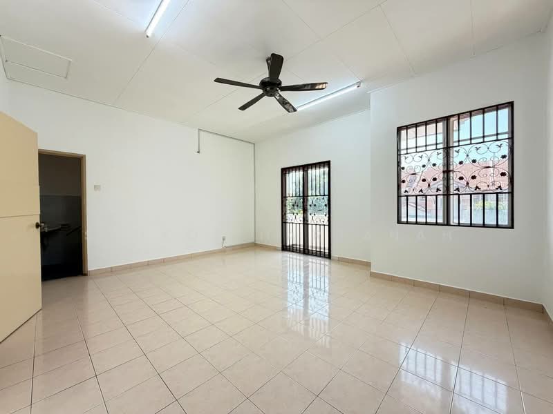 2-storey Terraced House for Sale in Alam Suria (Puncak Alam) - Syukor Hartanah - Living Room - PropertyGuru.com.my