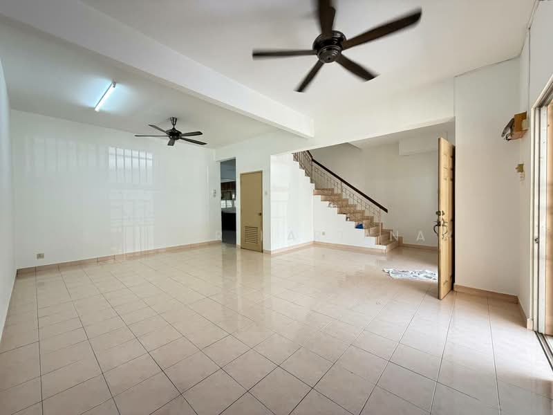2-storey Terraced House for Sale in Alam Suria (Puncak Alam) - Syukor Hartanah - Living Room - PropertyGuru.com.my