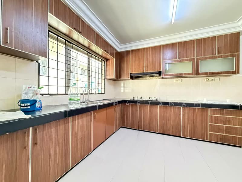 2-storey Terraced House for Sale in Alam Suria (Puncak Alam) - Syukor Hartanah - Kitchen - PropertyGuru.com.my