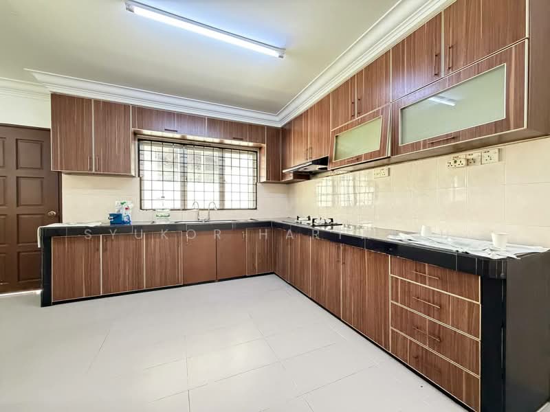 2-storey Terraced House for Sale in Alam Suria (Puncak Alam) - Syukor Hartanah - Kitchen - PropertyGuru.com.my