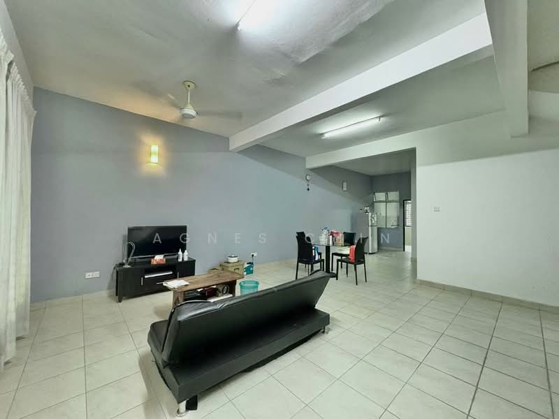 2-storey Terraced House for Sale in Bandar Indahpura (Kulai) - Agnes Chin - Living Room - PropertyGuru.com.my