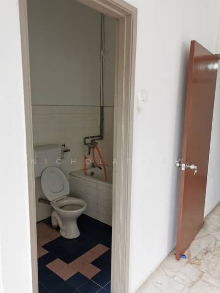 2-storey Terraced House for Rent in Taman Bukit Serdang (Seri Kembangan) - Nicholas Lew - Bathroom - PropertyGuru.com.my