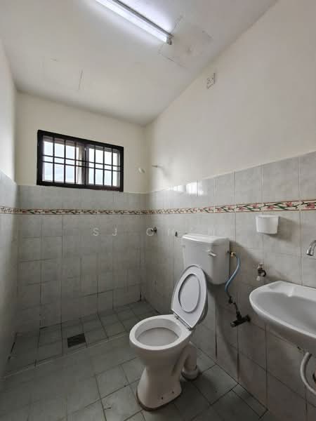 Pangsapuri untuk Disewa di Desa Skudai Apartment - SJ CHAN - Bathroom - PropertyGuru.com.my