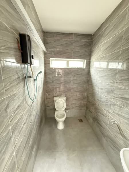 2-storey Terraced House for Sale in Taman Ungku Tun Aminah (Skudai) - Lynn SL - Bathroom - PropertyGuru.com.my