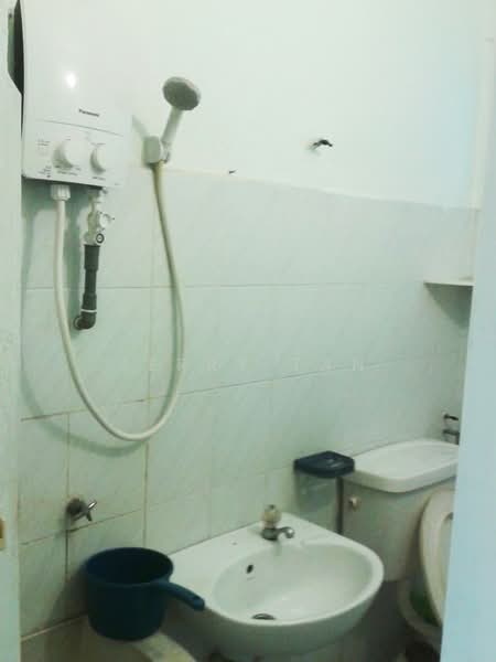 Pangsapuri untuk Disewa di Taman Pekaka Block 31 - Jerry Tan - Bathroom - PropertyGuru.com.my