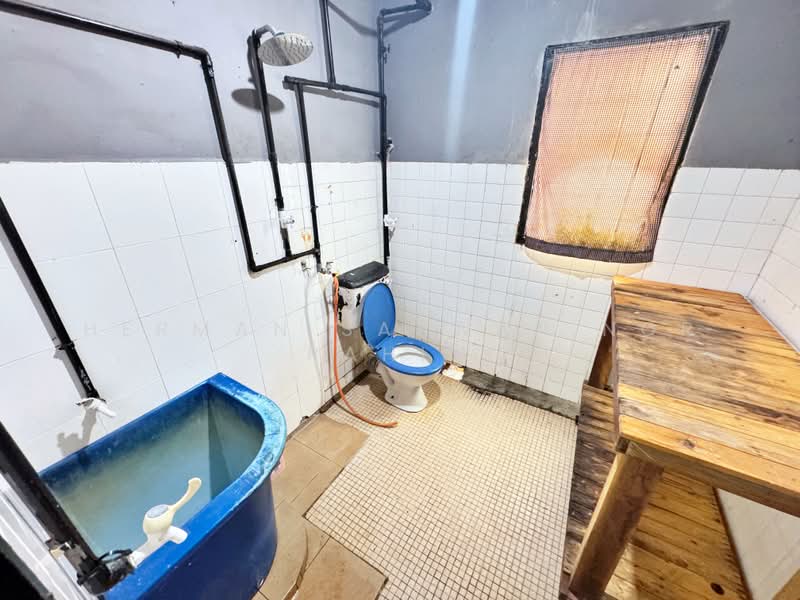 Rumah Flat untuk Dijual di PKNS Seksyen 6 Bandar Baru Bangi - Herman Sazwan Nor Rahim - Bathroom - PropertyGuru.com.my