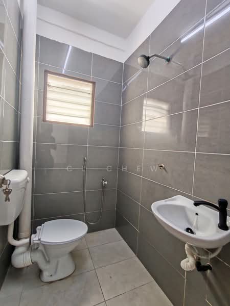 Pangsapuri untuk Disewa di Golden Villa - CL Chew - Bathroom - PropertyGuru.com.my