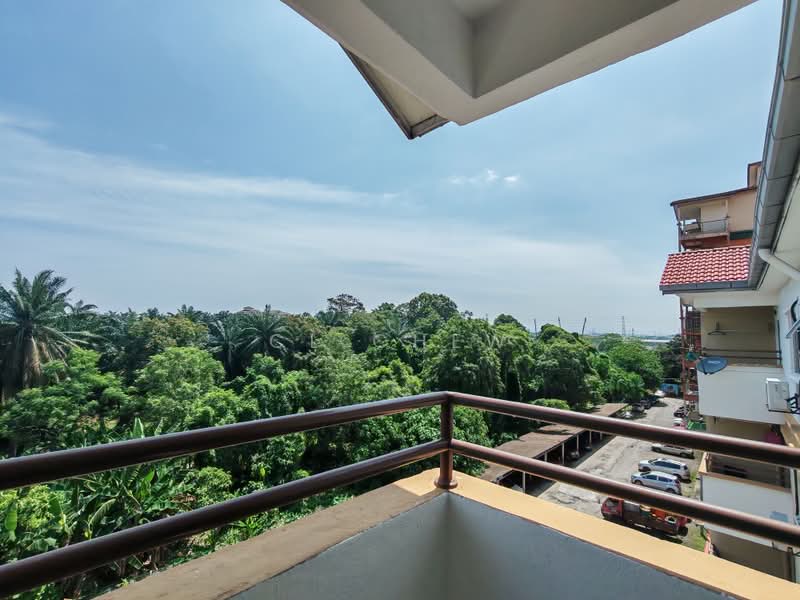 Pangsapuri untuk Disewa di Golden Villa - CL Chew - Balcony - PropertyGuru.com.my