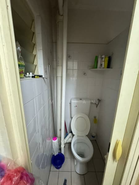 Pangsapuri untuk Dijual di Krystal Idaman - Amy Tan - Bathroom - PropertyGuru.com.my