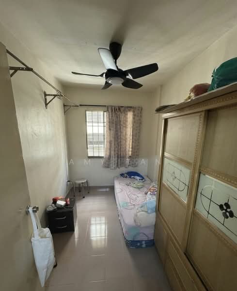 Pangsapuri untuk Dijual di Krystal Idaman - Amy Tan - Bedroom - PropertyGuru.com.my