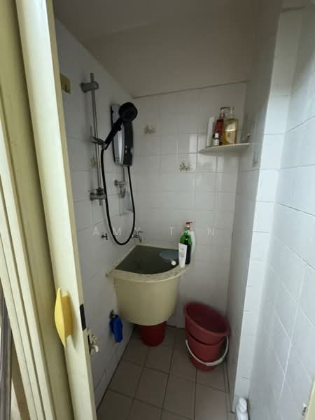 Pangsapuri untuk Dijual di Krystal Idaman - Amy Tan - Bathroom - PropertyGuru.com.my
