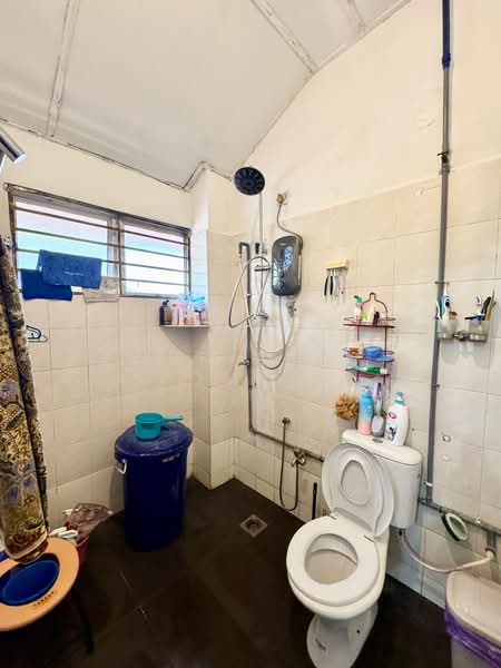 Rumah Teres 2 Tingkat untuk Dijual di Kampung Sungai Udang (Klang) - Nur Alia Omar - Bathroom - PropertyGuru.com.my