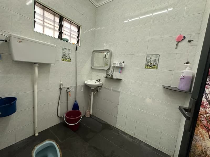 Rumah Teres untuk Disewa di Taman Damai Jaya (Skudai) - SJ CHAN - Bathroom - PropertyGuru.com.my