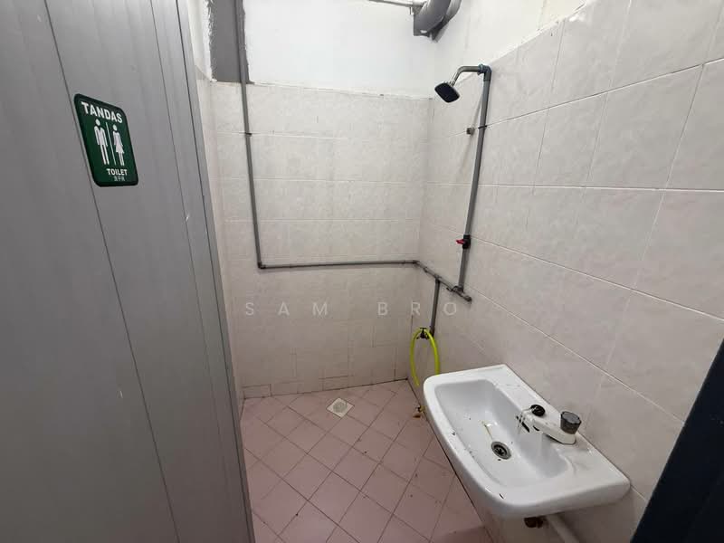 Shop for Sale in Taman Lian Seng (Kluang) - Sam Bro - Bathroom - PropertyGuru.com.my