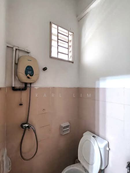 Rumah Teres 2 Tingkat untuk Dijual di Taman Mount Austin (Tebrau) - Karl Lim - Bathroom - PropertyGuru.com.my