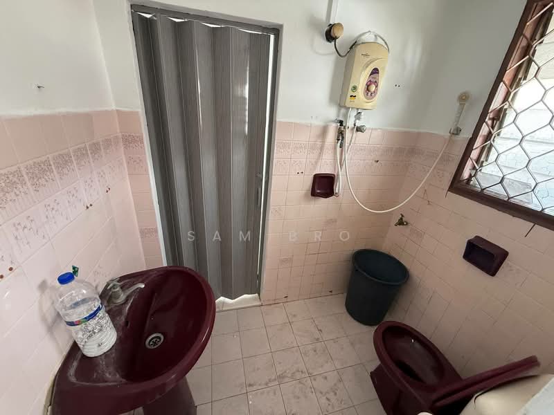Rumah Teres 2 Tingkat untuk Dijual di Taman Kluang Barat (Kluang) - Sam Bro - Bathroom - PropertyGuru.com.my
