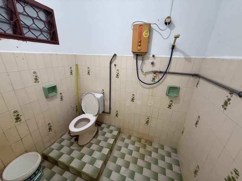 Rumah Teres 2 Tingkat untuk Dijual di Taman Kluang Barat (Kluang) - Sam Bro - Bathroom - PropertyGuru.com.my