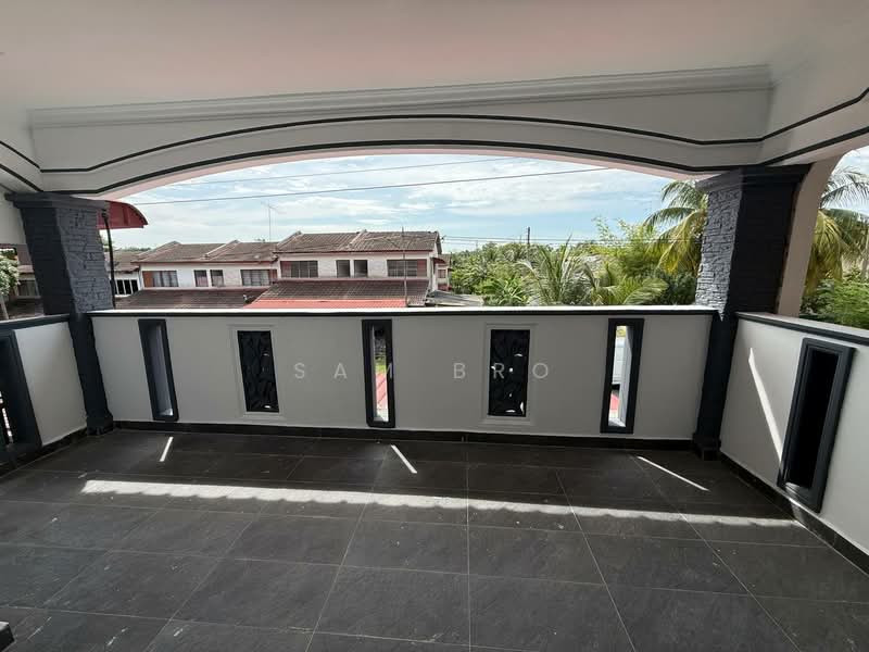 Rumah Teres 2 Tingkat untuk Dijual di Taman Kluang Barat (Kluang) - Sam Bro - Balcony - PropertyGuru.com.my
