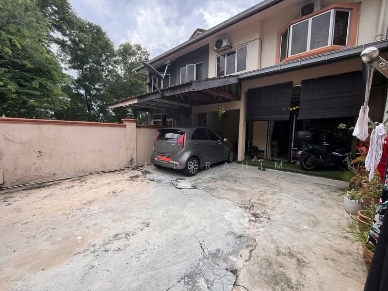 Rumah Teres 2.5 Tingkat untuk Dijual di Taman Equine (Seri Kembangan) - Azli Ibrahim - Exterior - PropertyGuru.com.my