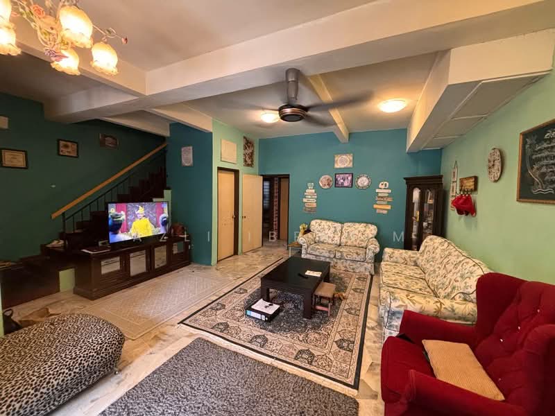 Rumah Teres 2.5 Tingkat untuk Dijual di Taman Equine (Seri Kembangan) - Azli Ibrahim - Living Room - PropertyGuru.com.my